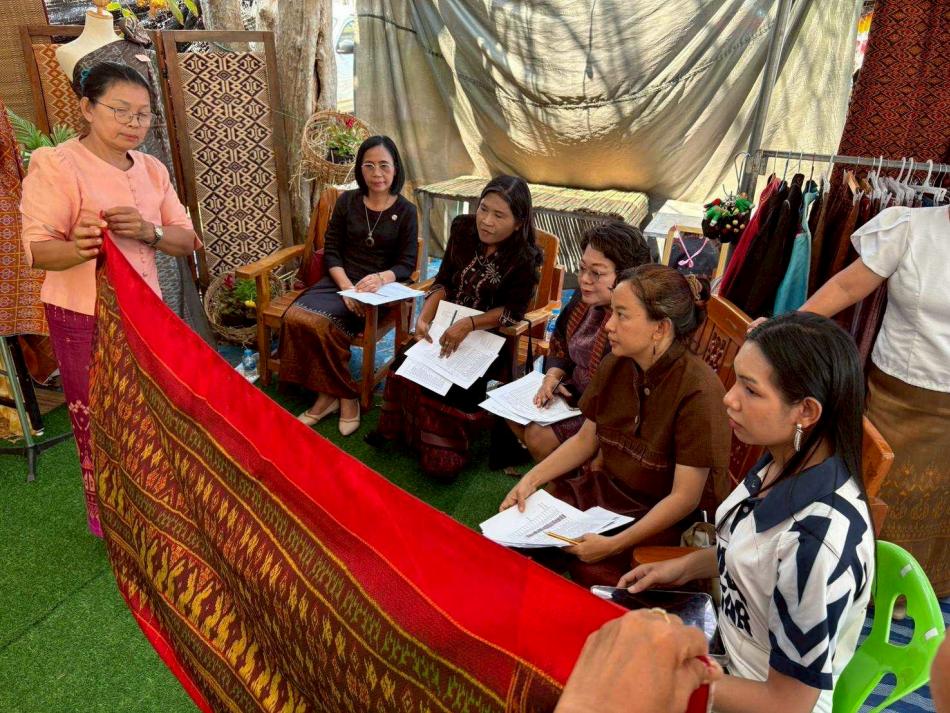 กิจกรรมประกวดผ้าไหม (งานเทศกาลสนมเมืองดอกจาน ประสานใจ ไหว้ปู่ตา)